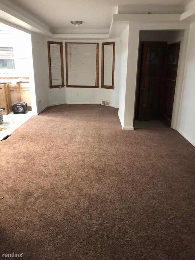Building Photo - 3 br, 1.5 bath House - 4242 E Outer Dr