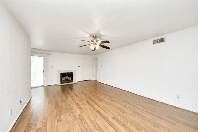 Building Photo - 10757 Braes Bend Dr