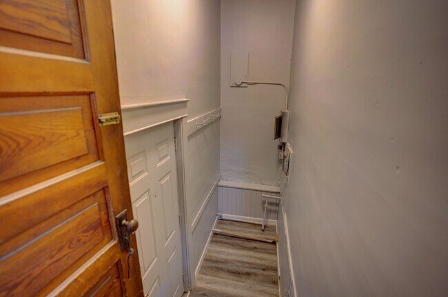 State St Entryway - 2520 State St