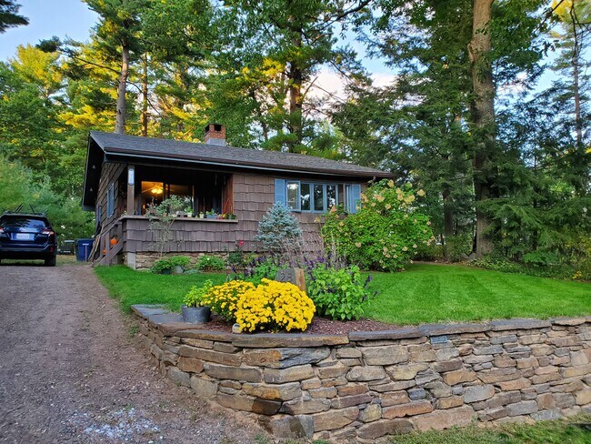 Foto del edificio - 28 Hemlock Rd