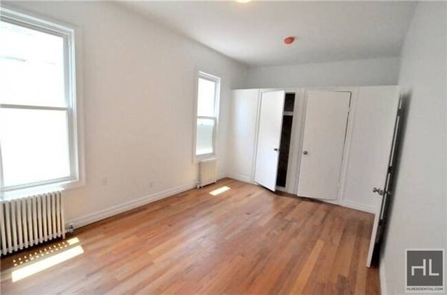 Building Photo - HENDRIX STREET 4BD/1BA HUGE SPACE