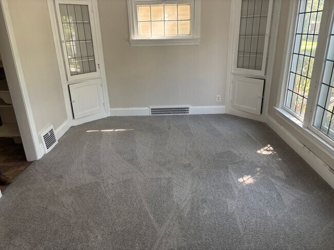 Building Photo - Beautifully Renovated 4-Bedroom Home in Cl...