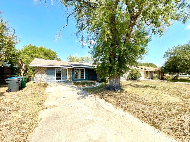 Photo - Spacious 4-Bedroom Home with Huge Backyard in San Antonio