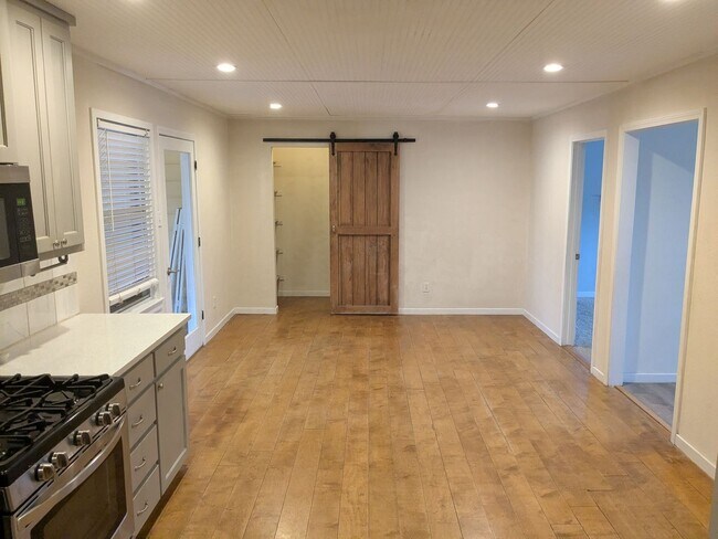 Foto del edificio - Spacious 4 Bed 2 Bath with Enclosed Patio and Stainless Steel Appliances