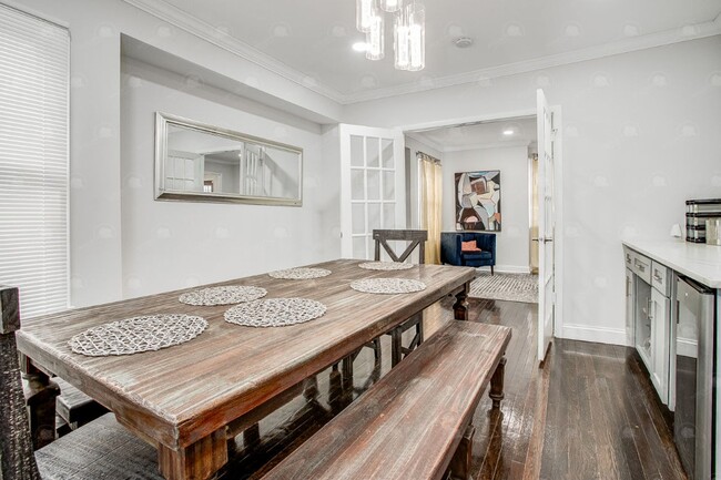 Building Photo - 3-bedroom 3-bathroom w/a loft in historic ...