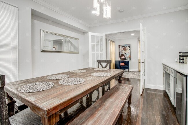 Foto del edificio - 3-bedroom 3-bathroom w/a loft in historic Pendleton Heights!