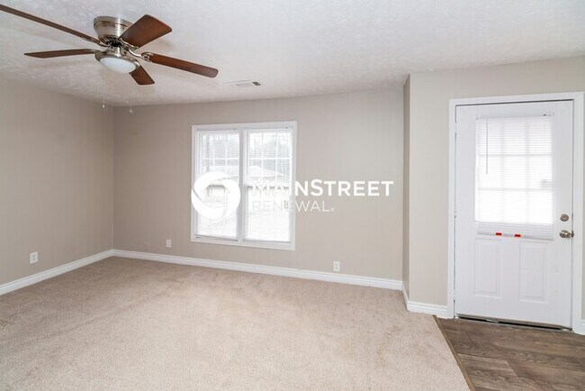 Building Photo - 3 Bedroom Pet-Friendly Home in College Par...