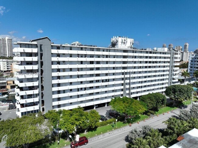 Foto del edificio - 3545 Northeast 166th Street Apt #503, Nort...
