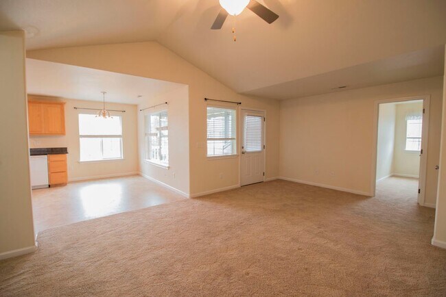 Foto del edificio - CLEAN, MODERN UPSTAIRS APARTMENT