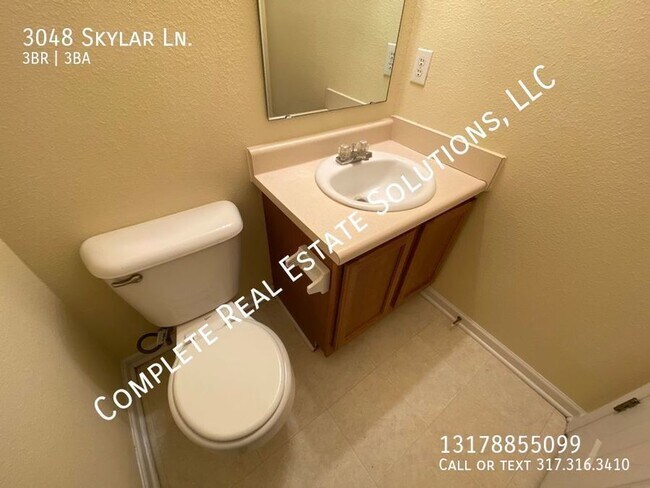 Foto del edificio - Now Showing this 3 bedroom, 2 1/2 bath tow...