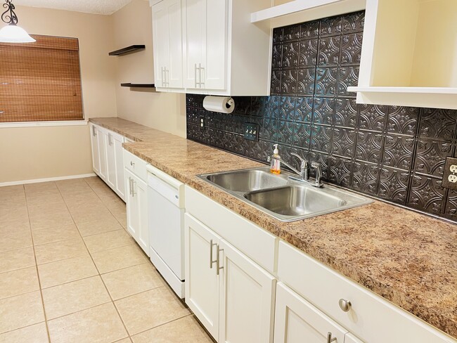 Building Photo - 9011 Sawtooth Ln