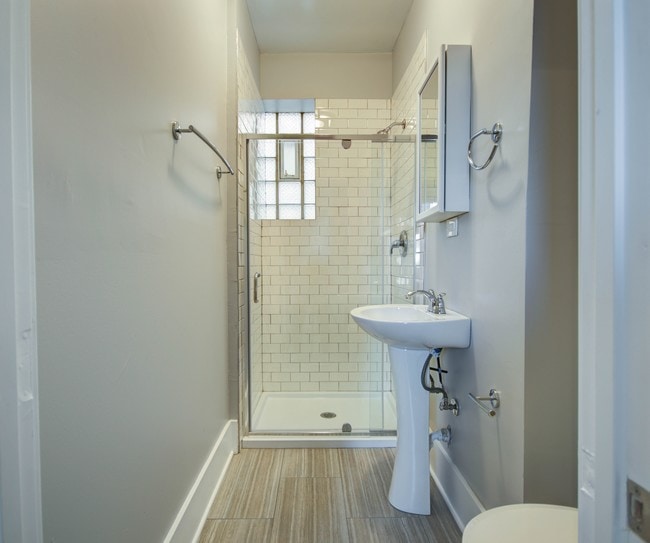 1843 W. Cullerton | Unit 1R Bathroom - 1843 W. Cullerton St.
