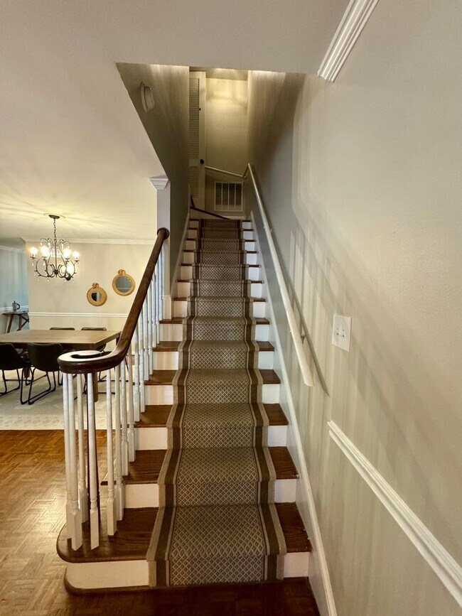 Foto del edificio - Fully Furnished 2 BR Townhouse in Chapel Hill – Utilities Included!