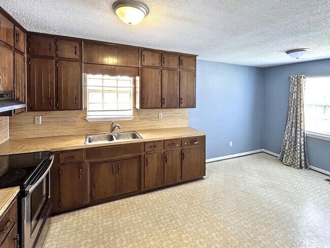 Building Photo - 4-Bedroom Home in a Convenient Location / ...