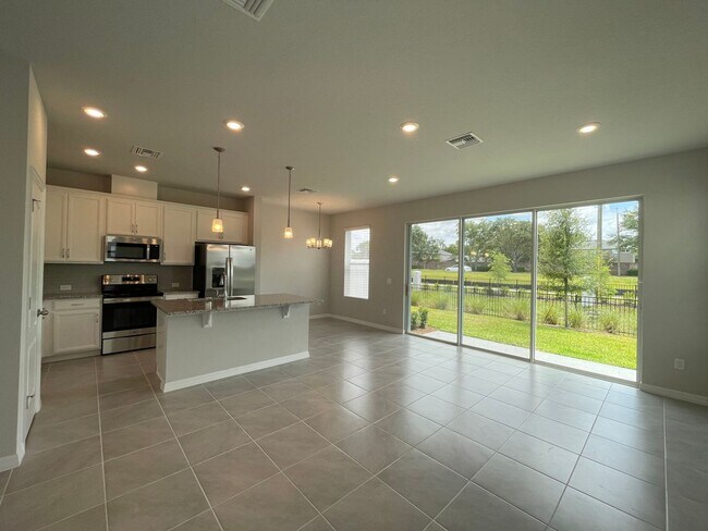 Building Photo - 4 Bedroom, 3 Bathroom Corner Unit Town Home!
