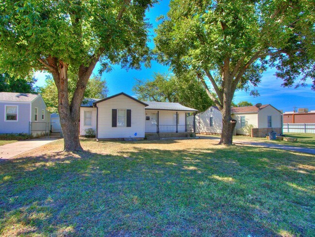 Foto del edificio - Charming 2 bed 1 bath home with many updates!