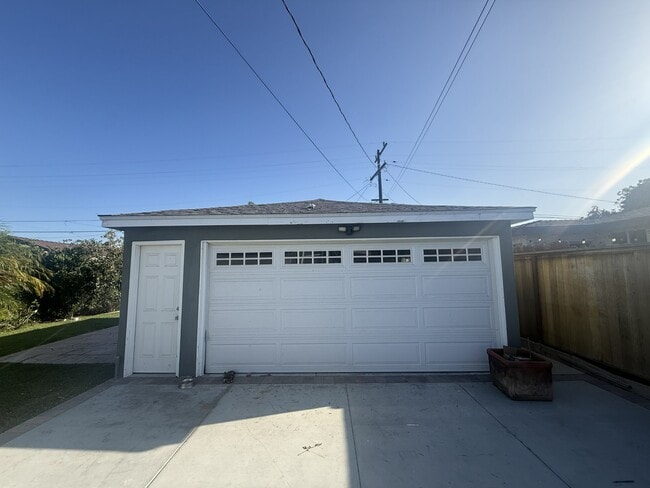 Building Photo - 5134 W 131st St