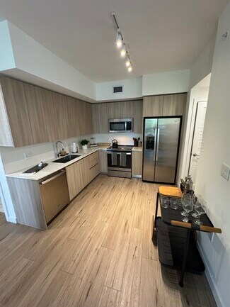 Building Photo - 645 W 76th St