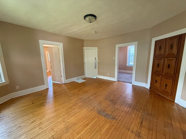 Foto del edificio - 719 Edmund Ave W