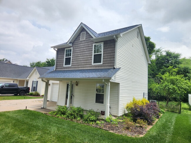 Building Photo - Room in Single Family Home on Meadowcreek Village Dr