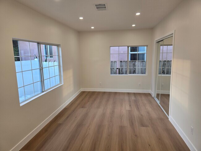 Foto del edificio - 6703 Cedros Ave