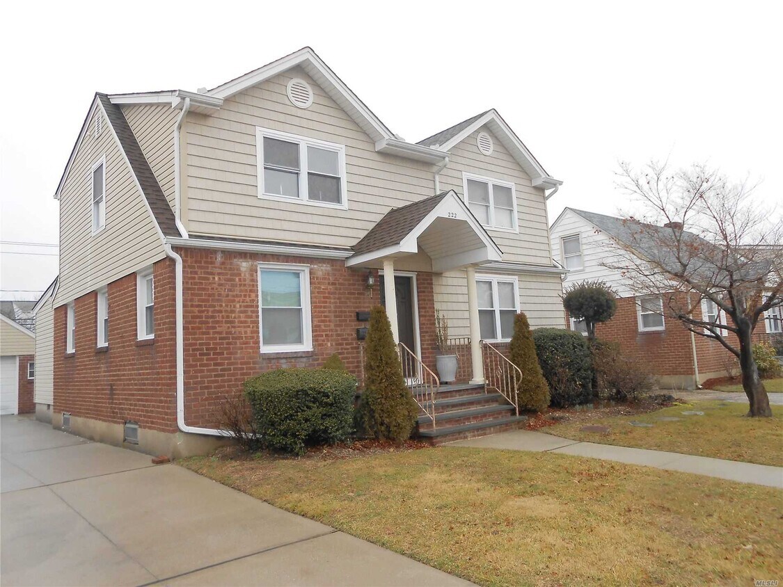 Primary Photo - 222 Colonial Ave