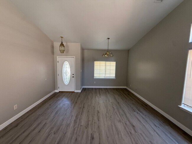 Foto del edificio - Spacious 4-Bedroom Home in Southwest Bakersfield