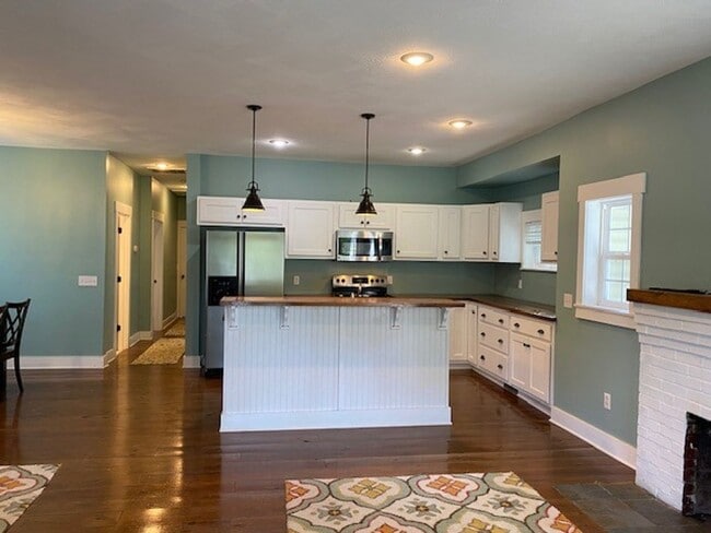 Building Photo - Leasing