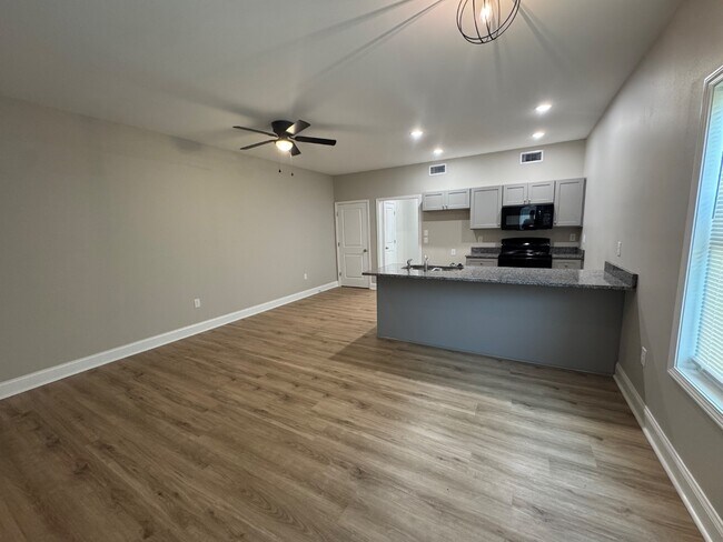 Foto del edificio - 221 N Elm St