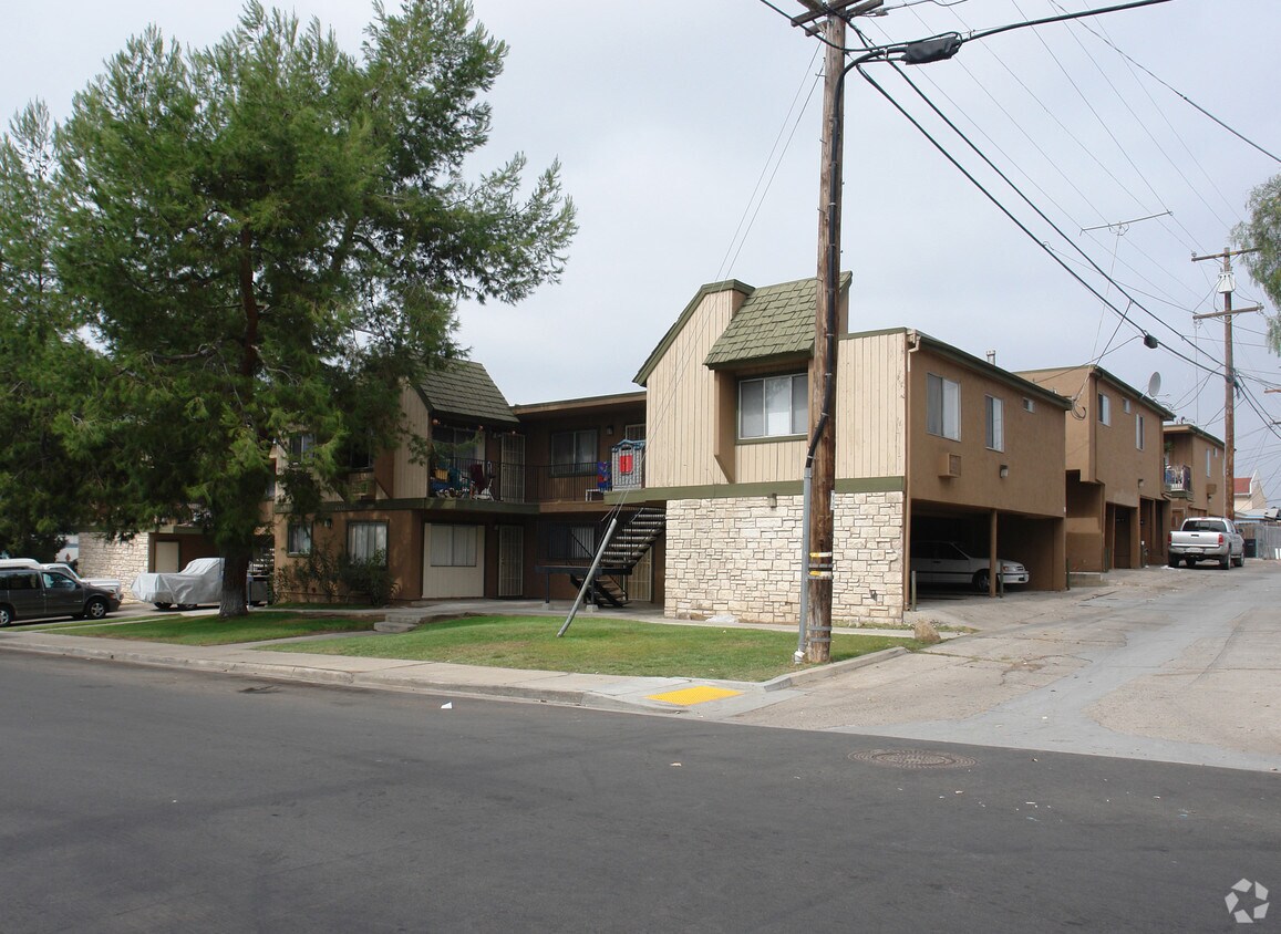 Building Photo - 4350 Maple St