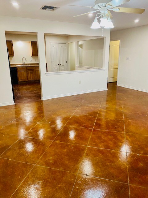 Foto del edificio - 46 Crislaur Ave