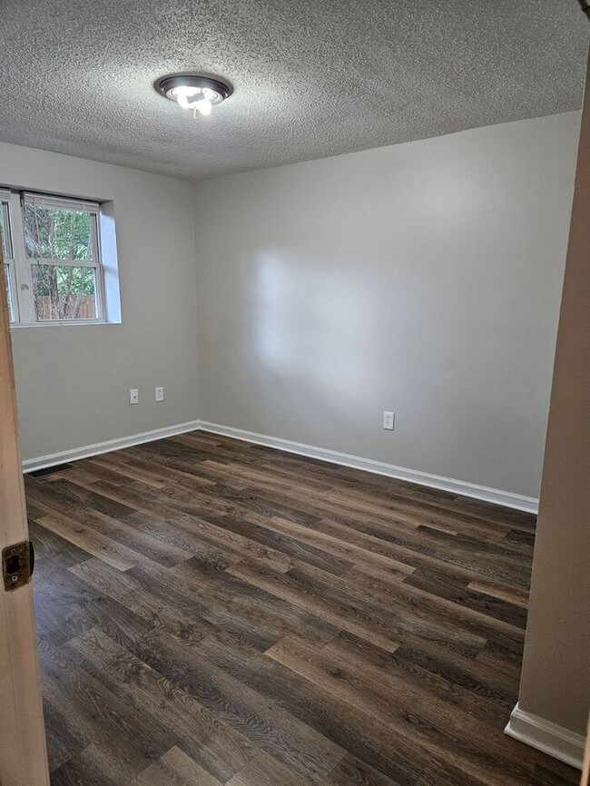 Building Photo - Charming 3 bedroom