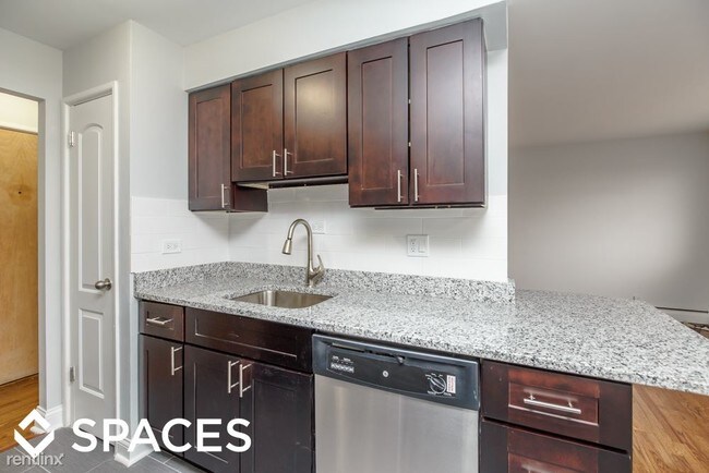 Foto del edificio - 6826 N Ridge Blvd