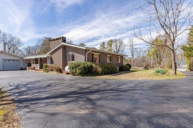 Foto del edificio - Price Improvement! Private Setting, Yard M...