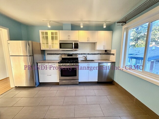 Building Photo - 2nd Floor Apartment in Small Building with...