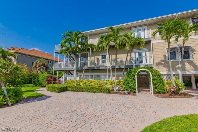 Building Photo - 1085 5th St S