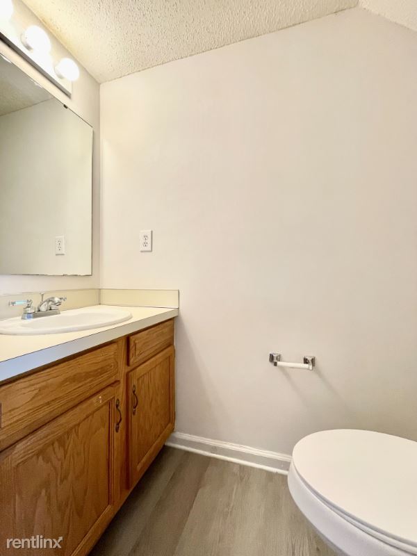 Building Photo - 2 br, 1.5 bath Townhome - 6103 Windsor Gat...
