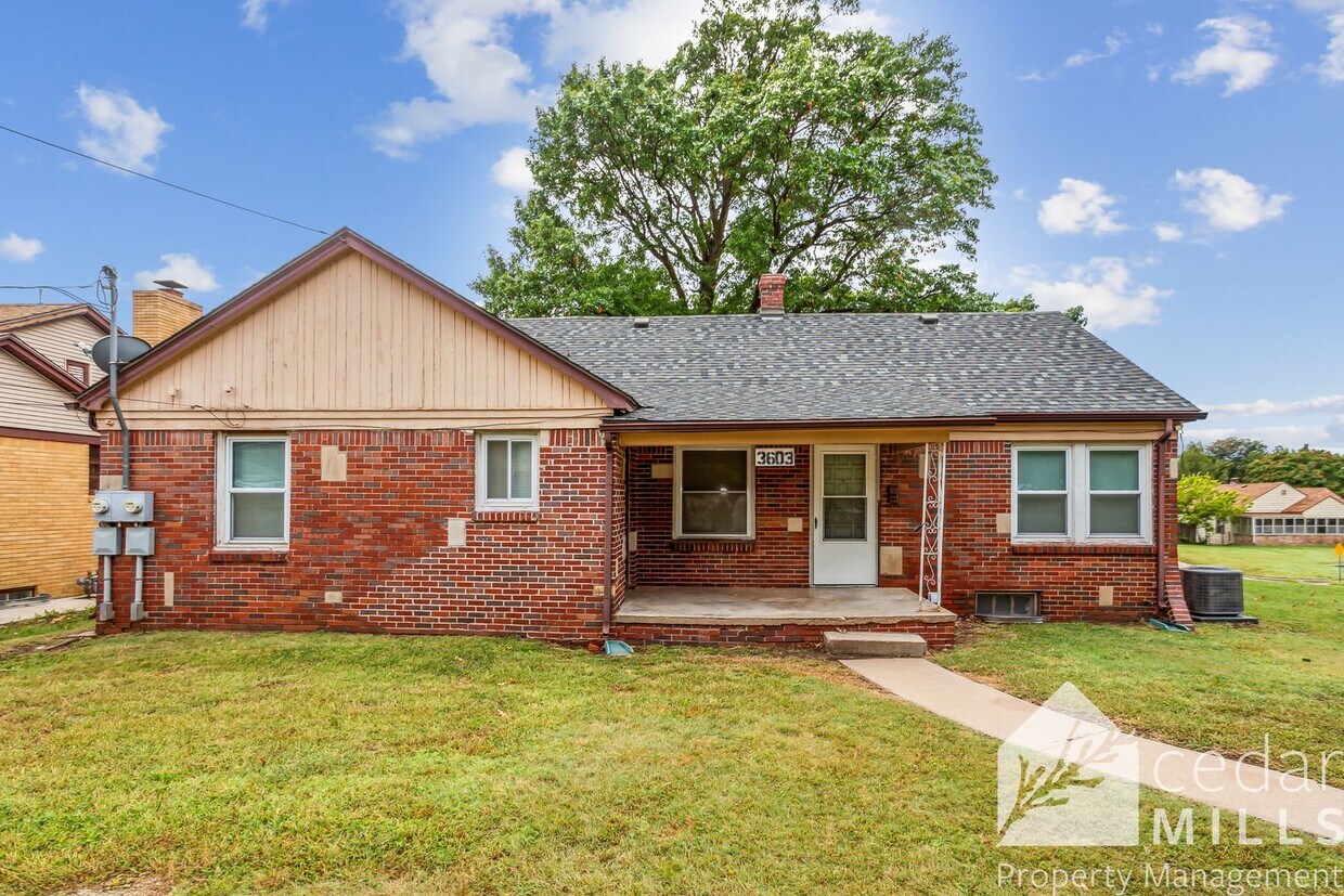 Primary Photo - Adorable Brick 1 Bedroom in Longview Neigh...