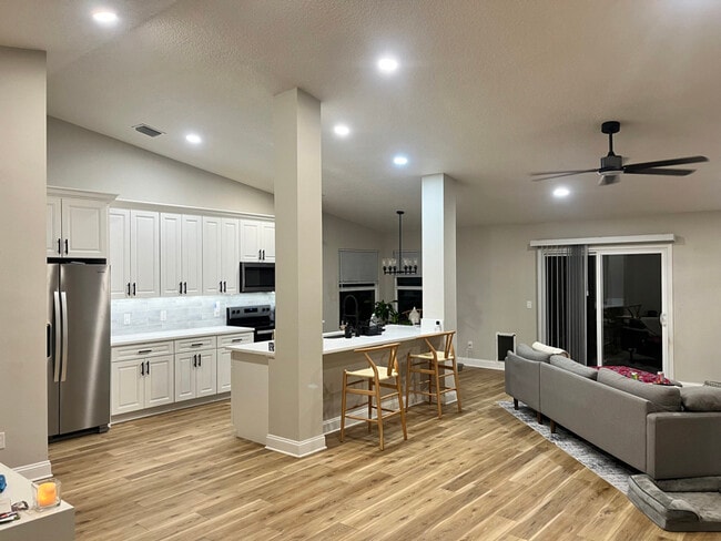 Building Photo - 3035 Hampstead Dr