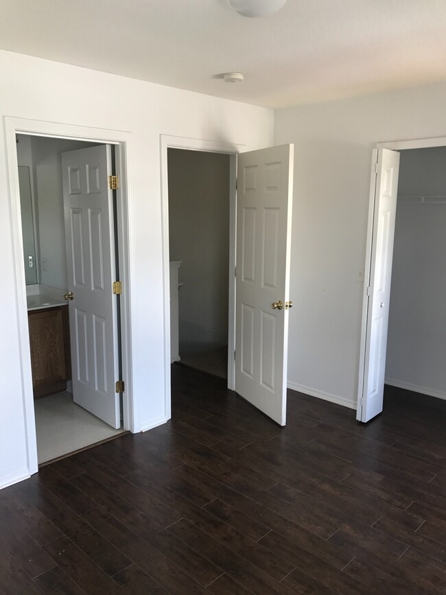 Building Photo - 431 Lake Park Way