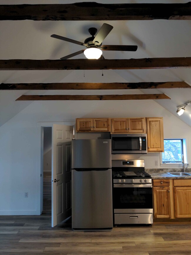 Style G1: 2 bedrooms / 1 bath, historic renovation, exposed beams and vaulted ceilings - 21 Depot St