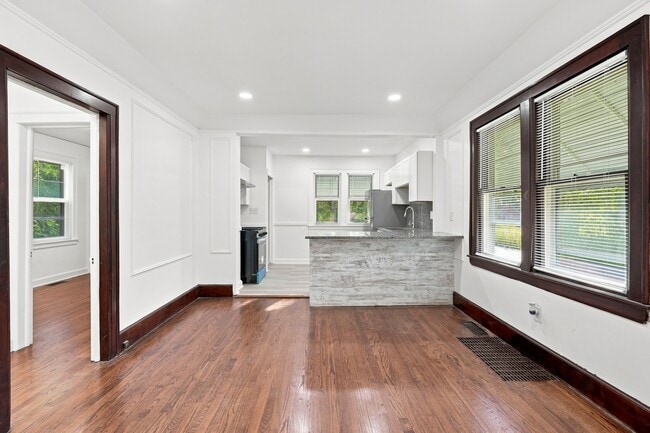 Foto del edificio - 6015 Woodhall St