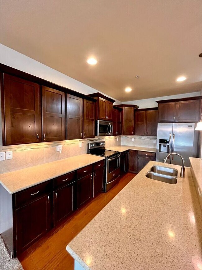 Foto del edificio - 3 Bedroom / 2.5 Bath Condo with 1 car attached garage in Fossil Lake Subdivision in Fort Collins, CO