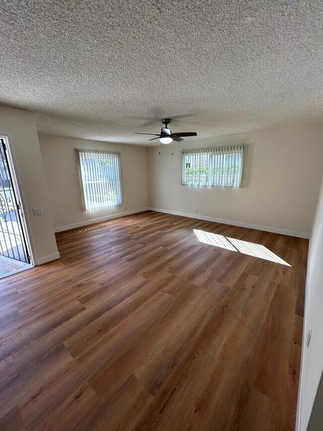 Foto del edificio - Spacious 4-Bed, 2-Bath Home with a Large Backyard in Prime West Hills!