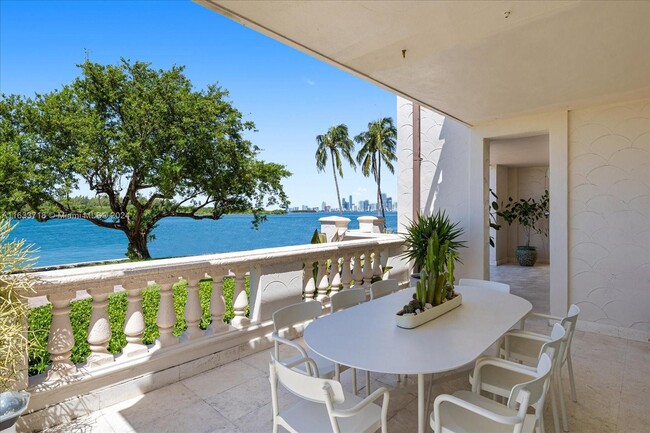 Foto del edificio - 2411 Fisher Island Dr