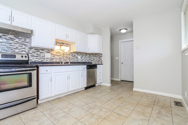 Building Photo - 800 Kenmar Dr
