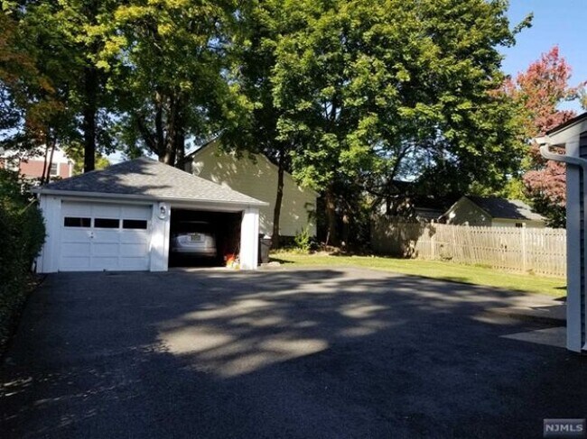 Building Photo - 329 Maple Ave