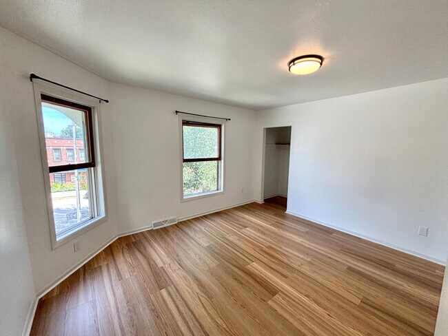 Foto del edificio - 2343 N Oakland Ave