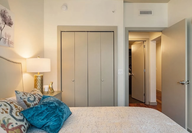 Building Photo - 910 Lenora St