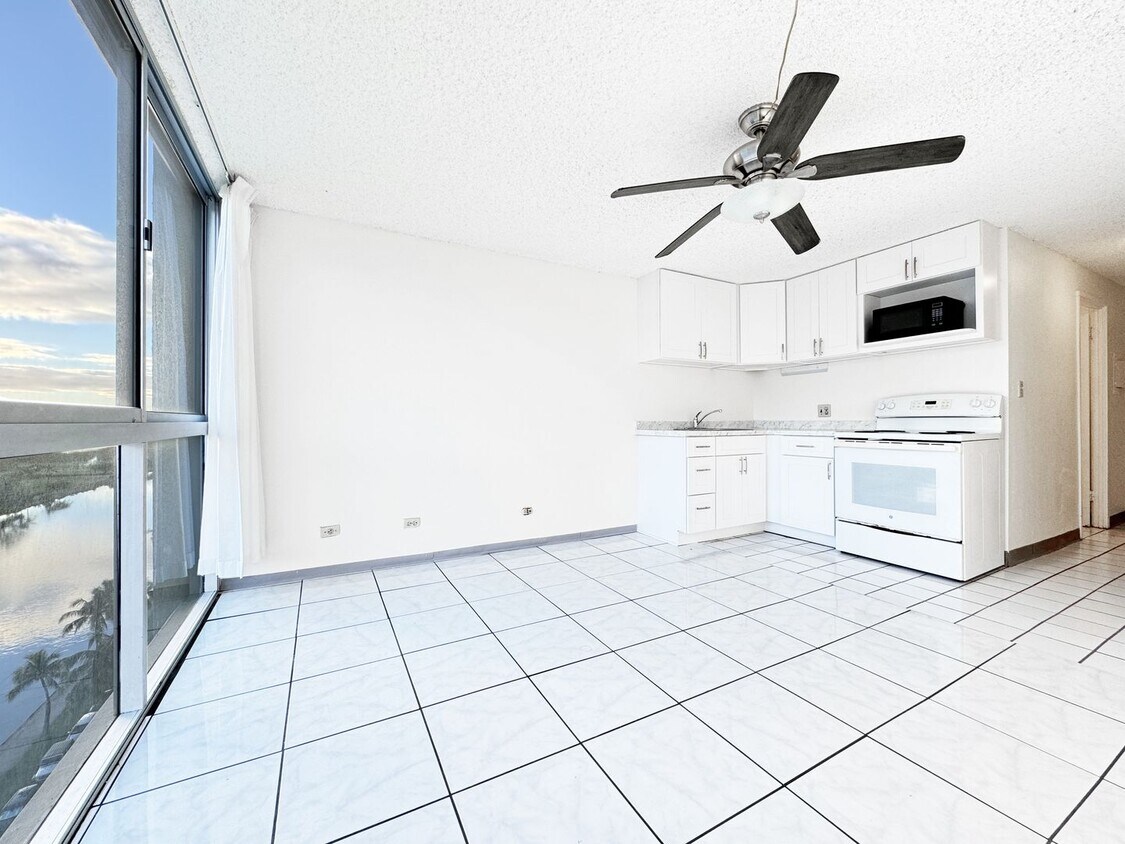 Primary Photo - Waikiki 1-Bedroom Condo with Parking and A/C